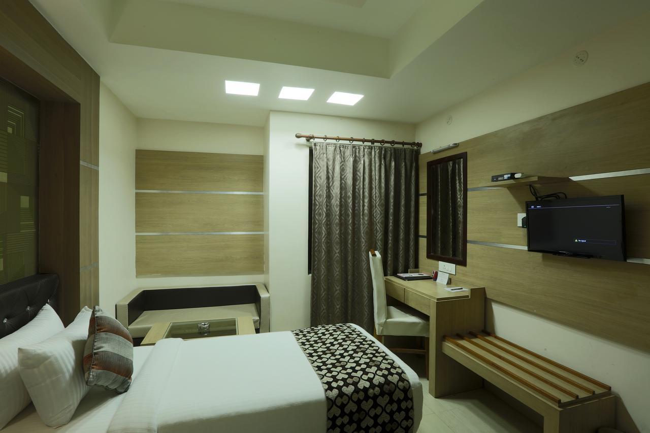 Hotel SJ International Guwahati Exterior foto