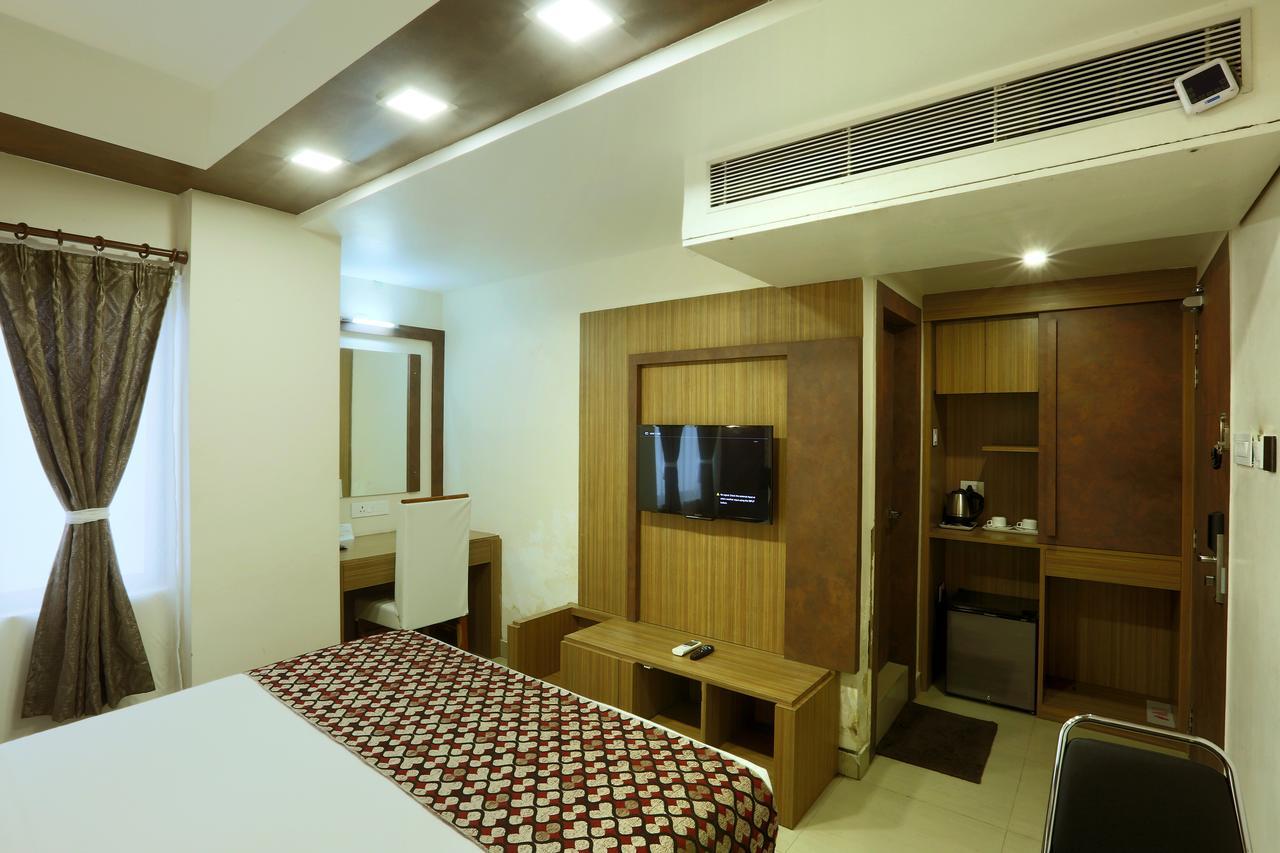 Hotel SJ International Guwahati Exterior foto